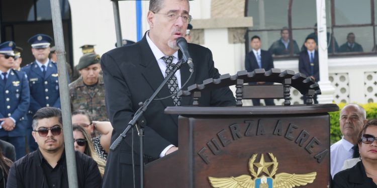 Presidente acompaña honras fúnebres de oficiales caídos