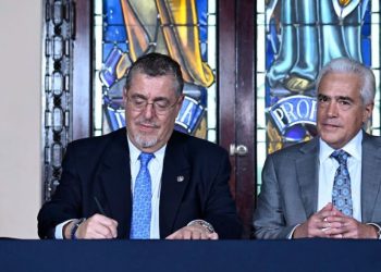 Presidente de Guatemala, Bernardo Arévalo, firma Declaración de Chapultepec. / Foto: Byron de la Cruz.