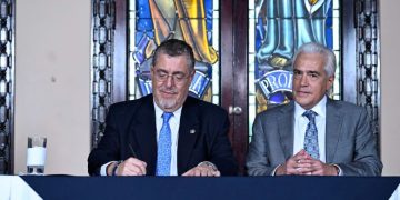 Presidente de Guatemala, Bernardo Arévalo, firma Declaración de Chapultepec. / Foto: Byron de la Cruz.