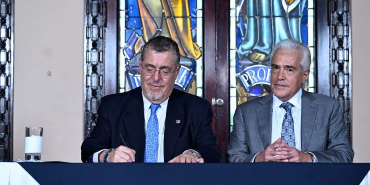Presidente de Guatemala, Bernardo Arévalo, firma Declaración de Chapultepec. / Foto: Byron de la Cruz.
