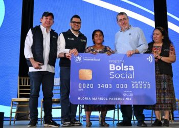 Presidente entrega la tarjeta número 50 mil de la Bolsa Social en San Raymundo