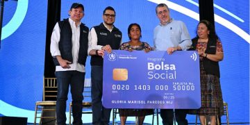 Presidente entrega la tarjeta número 50 mil de la Bolsa Social en San Raymundo