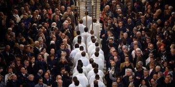 Procesión clerical durante la primera misa en la restaurada catedral de Notre Dame este 8 de diciembre. / Foto: EFE.