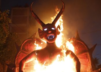 Salud pide realizar tradicional “quema del diablo” con responsabilidad y prevención