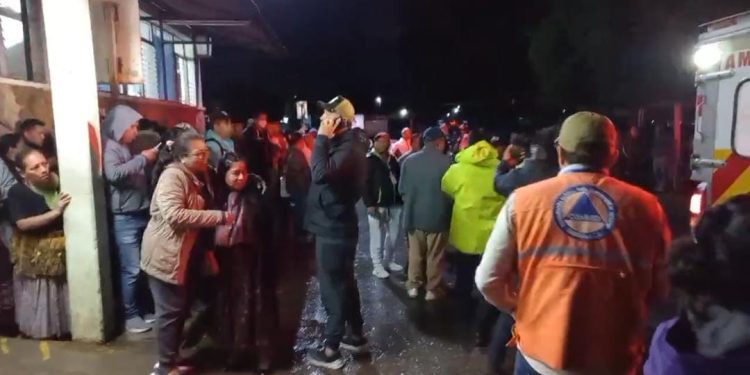 Salud y Conred atienden a afectados por explosión de pirotecnia en Cahabón, Alta Verapaz. / Foto: Conred.