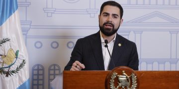 Presidente Bernardo Arévalo condecorará a la cantautora guatemalteca Gaby Moreno