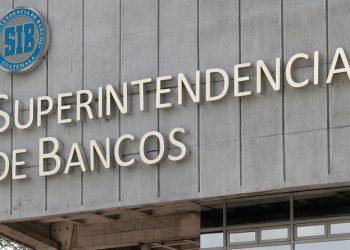 Los usuarios interesados en realizar trámites durante el asueto podrán consultar el listado de agencias bancarias que prestarán servicios especiales en el sitio web oficial de la Superintendencia de Bancos. / Foto: SIB