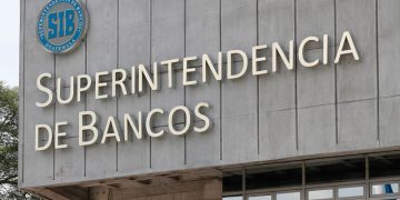 Los usuarios interesados en realizar trámites durante el asueto podrán consultar el listado de agencias bancarias que prestarán servicios especiales en el sitio web oficial de la Superintendencia de Bancos. / Foto: SIB