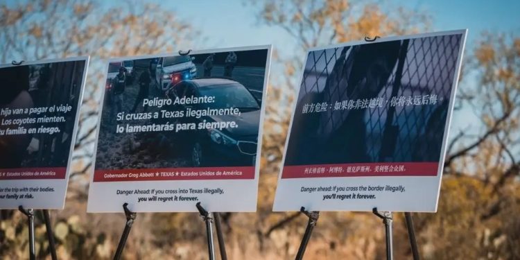 El gobernador de Texas, Estados Unidos, coloca vallas en las que advierte de riesgos de cruzar la frontera.