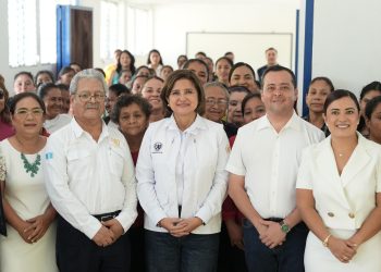 La vicepresidenta Karin Herrera verificó las condiciones de prestación de servicios de salud en Retalhuleu. / Foto: Vicepresidencia de la República.
