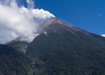Alertan por explosiones y caída de ceniza del volcán de Fuego