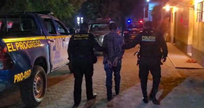 Ezequiel “N”, 51 años, se le incautó una pistola Bersa conteniendo un cargador con 14 municiones, sin la licencia respectiva. / Foto: PNC