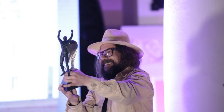 Entregan estatuillas del Festival Ícaro a los ganadores de cada categoría. / Foto: Daniel Ordóñez.