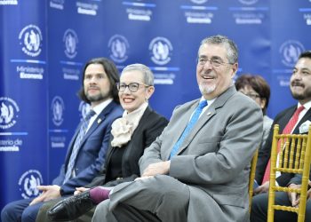 Presidente Bernardo Arévalo junto a viceministros de Economía en el aniversario del Mineco. / Foto: Alex Jacinto.