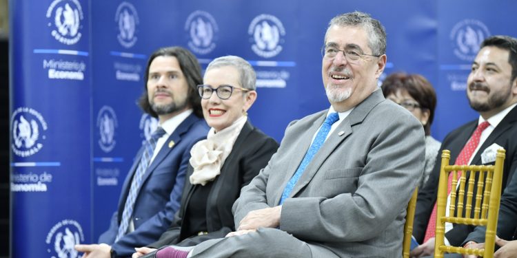 Presidente Bernardo Arévalo junto a viceministros de Economía en el aniversario del Mineco. / Foto: Alex Jacinto.