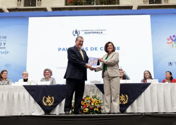 La vicepresidenta, Herrera, entregó al presidente Arévalo la Iniciativa de Igualdad de Participación y Empleo para Guatemala. / Foto Dickens Zamora