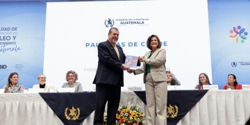 La vicepresidenta, Herrera, entregó al presidente Arévalo la Iniciativa de Igualdad de Participación y Empleo para Guatemala. / Foto Dickens Zamora