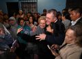 Presidente Bernardo Arévalo con vecinas de la colonia Bethania, zona 7. / Foto: Byron de la Cruz.