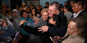 Presidente Bernardo Arévalo con vecinas de la colonia Bethania, zona 7. / Foto: Byron de la Cruz.