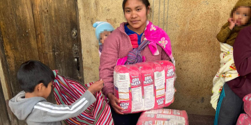 Entregan alimentos para ayudar a familias con niños con desnutrición. / Foto: MAGA.