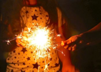 Los menores de edad deben estar bajo la estricta supervisión de un adulto al manipular pirotecnia. / Foto: IGSS