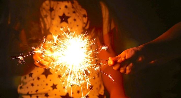 Los menores de edad deben estar bajo la estricta supervisión de un adulto al manipular pirotecnia. / Foto: IGSS