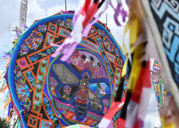 La técnica de elaboración de barriletes gigantes de Sumpango y Santiago Sacatepéquez ahora es Patrimonio Cultural Inmaterial de la Humanidad. / Foto: Álex Jacinto, archivo.