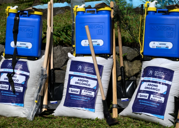 El presidente Arévalo realiza entrega del bono campesino.