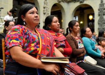 Las estadísticas revelan que las mujeres trabajan en promedio 10 horas más que los hombres por semana. / Foto: Alex Jacinto.