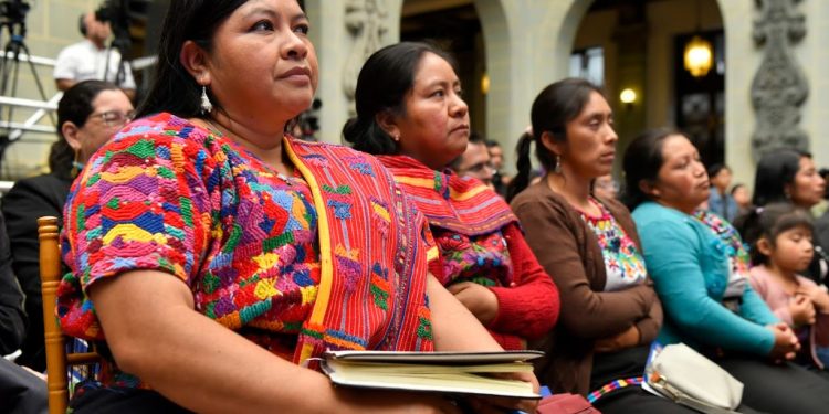 Las estadísticas revelan que las mujeres trabajan en promedio 10 horas más que los hombres por semana. / Foto: Alex Jacinto.