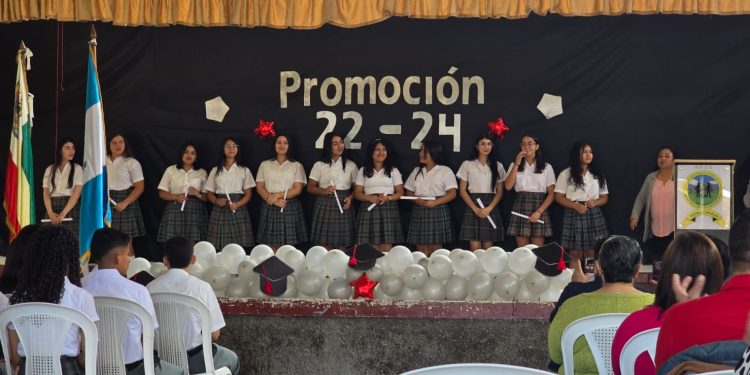 Estudiantes del Instituto Experimental de Jalapa celebran cierre de ciclo escolar