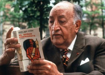 Los libros, que fueron entregados de forma gratuita, recopilan la vasta obra del reconocido escritor guatemalteco Miguel Ángel Asturias. / Foto: AGN.