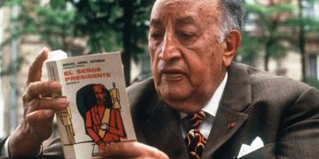 Los libros, que fueron entregados de forma gratuita, recopilan la vasta obra del reconocido escritor guatemalteco Miguel Ángel Asturias. / Foto: AGN.