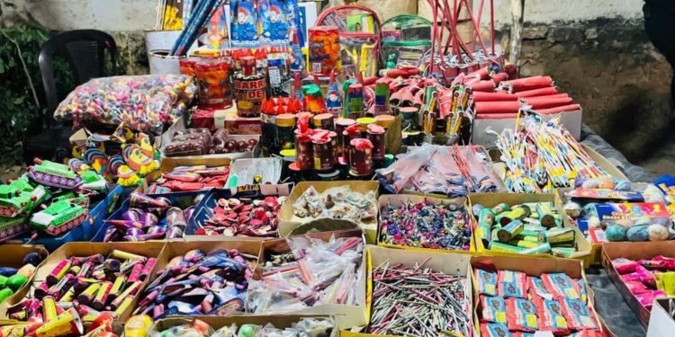 Para quienes comercializan juegos pirotécnicos, deben seguir las normativas de seguridad y evitar a toda costa la participación de menores. / Foto: Archivo