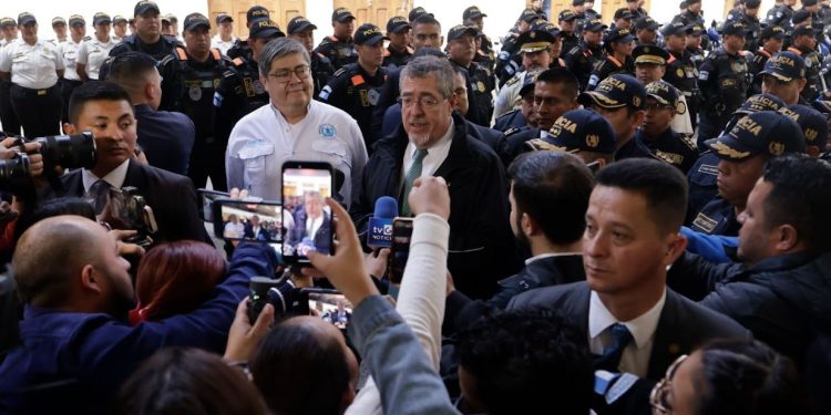 Presidente Bernardo Arévalo abordó diversos temas de interés nacional a los medios de comunicación. / Foto: Dickens Zamora