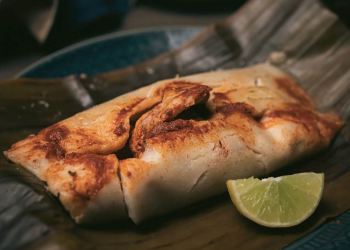 La hoja de plátano también da sabor. / Foto: MAGA.