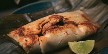 La hoja de plátano también da sabor. / Foto: MAGA.