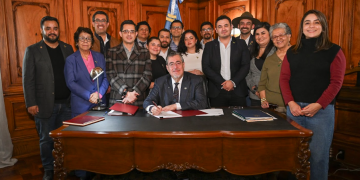 Presidente Arévalo con la bancada oficial durante la firma del Presupuesto de Nación 2025 y la Ley de Competencia. / Foto: Byron de la Cruz.