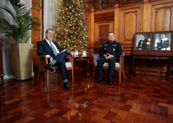 Presidente Bernardo Arévalo (izquierda) con el director general de la PNC, David Custodio Boteo (derecha). / Foto: Daniel Ordóñez.