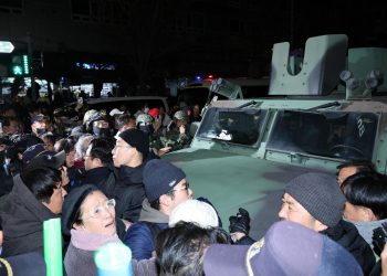 Ciudadanos surcoreanos rodeando un vehículo militar durante la ley marcial. / Foto: EFE.