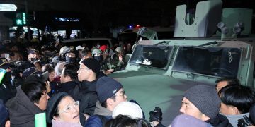 Ciudadanos surcoreanos rodeando un vehículo militar durante la ley marcial. / Foto: EFE.