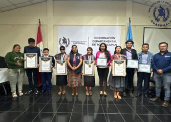 Entregan reconocimiento a jóvenes totonicapenses destacados en Juegos Paralímpicos