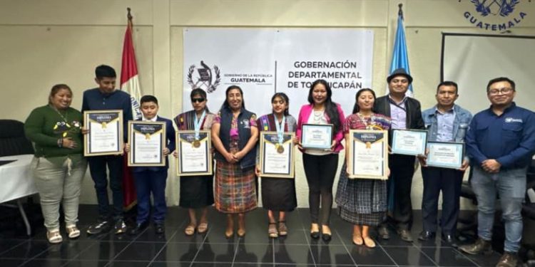 Entregan reconocimiento a jóvenes totonicapenses destacados en Juegos Paralímpicos