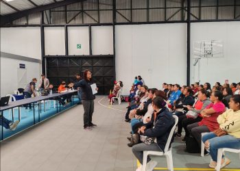 Entrega de tarjetas en el parque Erick Barrondo. / Foto: Mides.