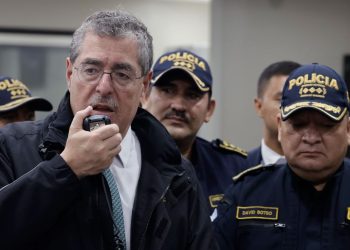 Dirigiéndose también a policías de distintas unidades especializadas, el mandatario subrayó la relevancia del cumplimiento de las normas del plan operativo 50-2024. / Foto: Dickens Zamora