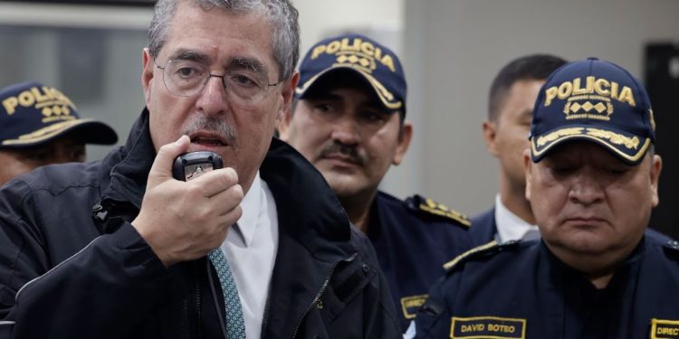 Dirigiéndose también a policías de distintas unidades especializadas, el mandatario subrayó la relevancia del cumplimiento de las normas del plan operativo 50-2024. / Foto: Dickens Zamora