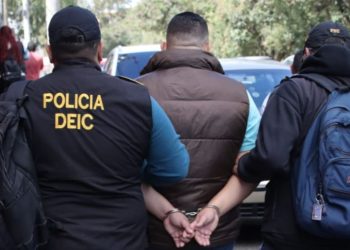 El aprehendido enfrentará procesos legales por varios delitos. / Foto: PNC.