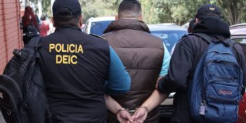 El aprehendido enfrentará procesos legales por varios delitos. / Foto: PNC.