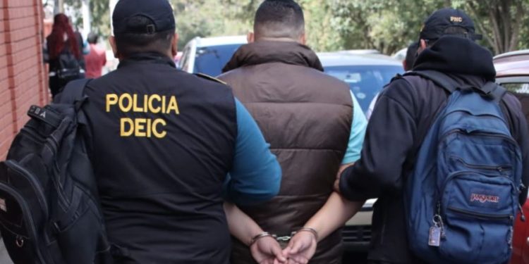 El aprehendido enfrentará procesos legales por varios delitos. / Foto: PNC.