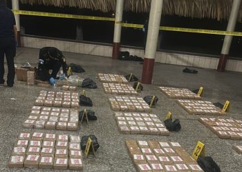 Interceptan embarcación con 799 paquetes con cocaína en aguas del Pacífico
